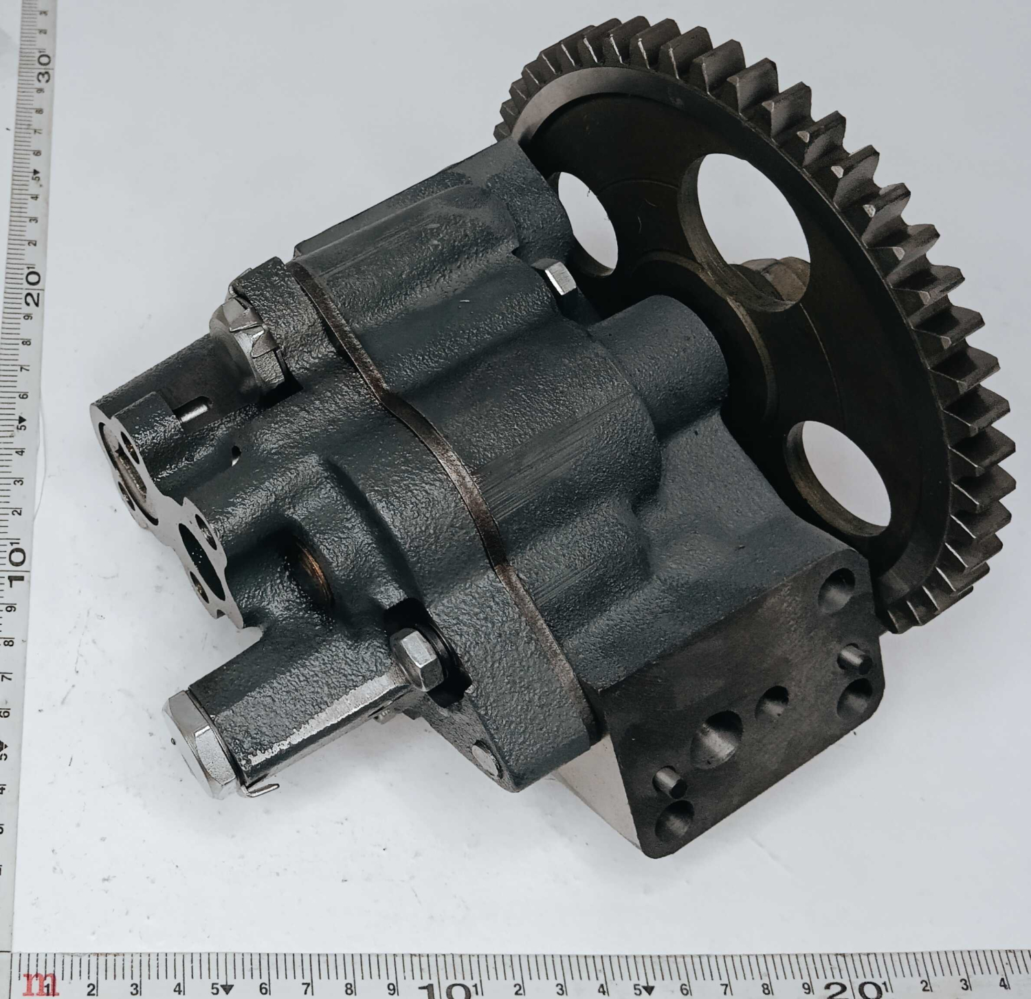 Насос масляный в сборе с шестерней 52 зуба / ЗАВОД