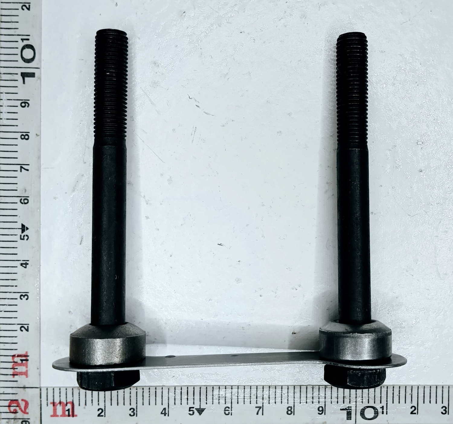 Комплект крепления на выпускной коллектор М10х100х1,25 Евро (болт 2 шт, шайба 2 шт, пластина 1 шт)